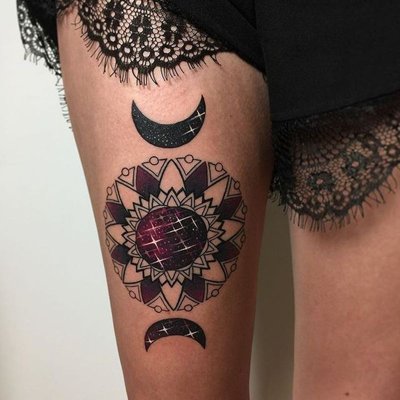  Tatouage mandala avec deux lunes sur le haut de la cuisse